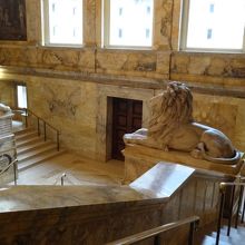 優美な館内です。