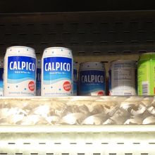 日本の飲みものが買えます。