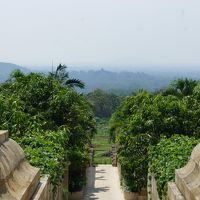 小さいですが中央にボロブドゥール遺跡が見えます