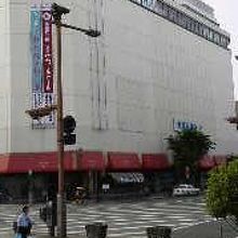 県民百貨店の外観。市電・辛島町電停から向かった場合の眺めです