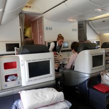 オットマン付きの解放感があるシート。毛布では無く布団がある。