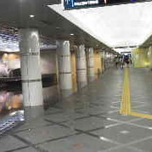地下通路は清潔で安心。雨や暑さ・寒さの厳しい時に助かります