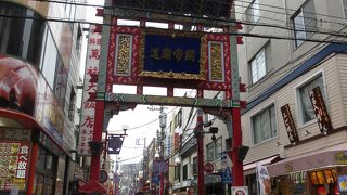 関帝廟通り入り口、横浜大世界前にあります