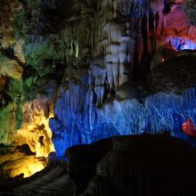 ライトアップされた鍾乳石