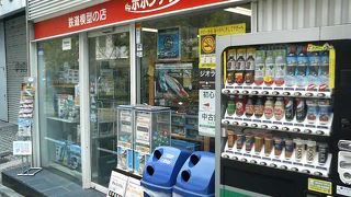 鉄道関連書籍や駅グッズなどもある、奥深い鉄道模型店