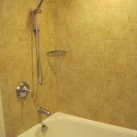 シャワーは可動式。これ、意外に重要。