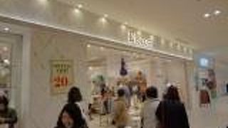 白亜の外観が印象的！