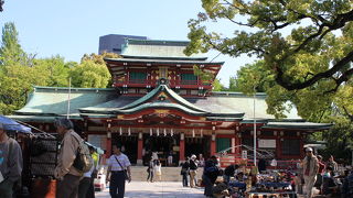 境内で骨董市も開催される江戸最大の八幡宮