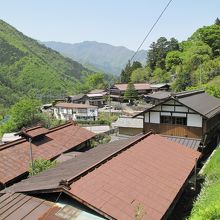 急峻な谷の上に建ち並ぶ集落