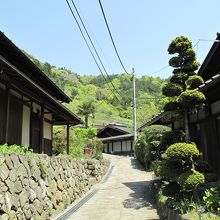 石畳の道の両側に並ぶ宿場