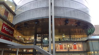 斬新な外観の商業施設！