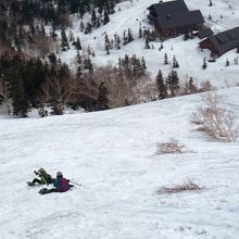 下り道は、そり遊びも…