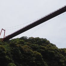 下の方から高さ68mある大滝橋を撮っています