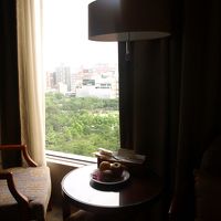 公園が見えます。大きな通りに面した部屋でしたが、騒音はなし