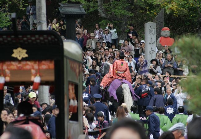 桜は散り加減だが、町は大盛り上がり