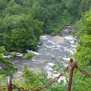 花崗岩の岩肌を豪快に滑り落ちる圧巻の滝