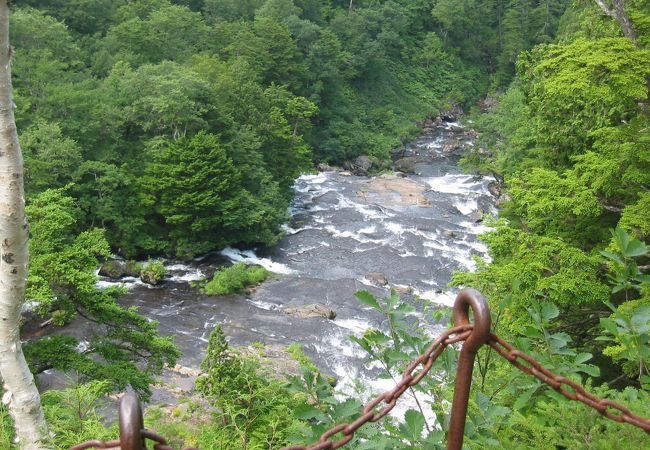 花崗岩の岩肌を豪快に滑り落ちる圧巻の滝