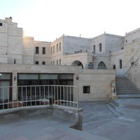 ２階の窓から１階の屋根が見えて外に出られました