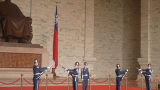 ここでも衛兵交代儀式が見れます