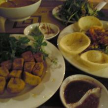 焼き豆腐と、クラッカーに乗せて食べるベトナム風サラダ