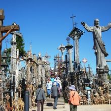 中央の木製の階段から上がります