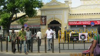 大通りに面した細長いマーケットです。