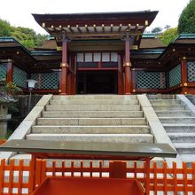 中の見学は有料（説明者付き）