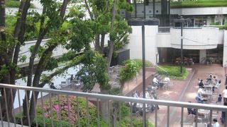 広場では休憩も出来る