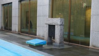 礫川公園の奥にひっそりと