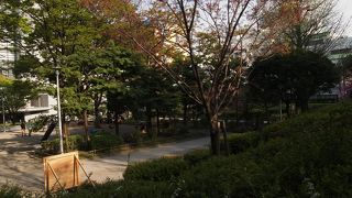 駅から近い高低差のある公園