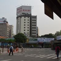 台中駅から出てすぐ右に見える新しい建物がホテルです