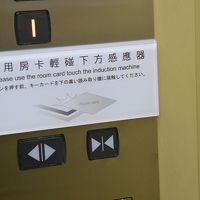 エレベータを動かすには客室のカードキーが必要です