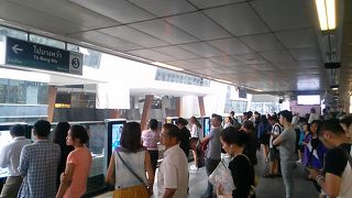 BTSのシーロム線とスクンビット線の乗換駅