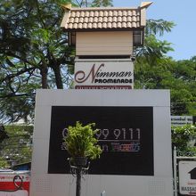 目立たたない入口です。