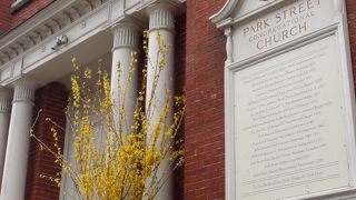 子供たちが教会前で歌っていました。