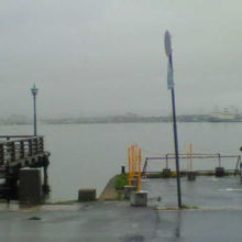 桟橋（写真左）の向こうには函館湾の対岸が近いです。