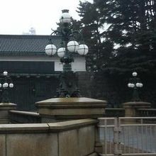 シックなデザインが皇居らしい厳粛なムードです。