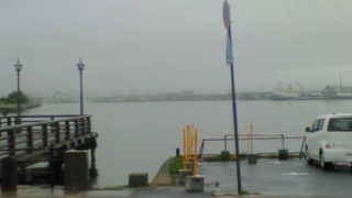 桟橋の向こうには函館湾の対岸が。