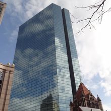 高層ビルがそばにそびえ立ちます。