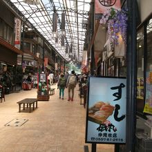 アーケードになっていて、風雨でも大丈夫です