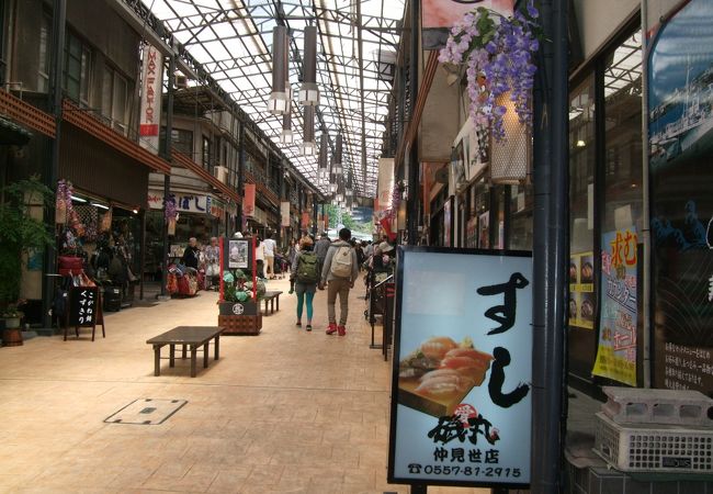 アーケードになっていて、風雨でも大丈夫です