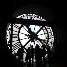 館内撮影禁止ですが、時計の裏は皆撮影していました