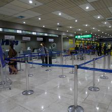 手前がPR、奥が5Jのカウンター。混雑の差が歴然。