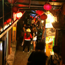 赤提灯がいい感じですね。