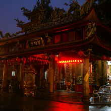 夕方の聖明宮。灯りがともっているだけ。