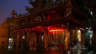 豎埼路登り切った先にある商売繁盛の神様「聖明宮」