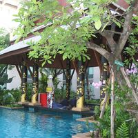 プール内のバー