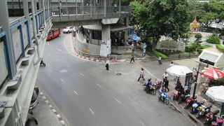 ルンビニ公園側はデモ、シーロム通りのパッポン、タニヤ通り側は元の光景