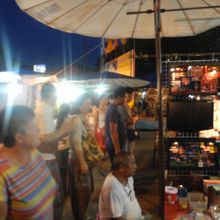 ターペー門の広場も露店で埋めつくされます・