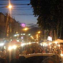 人、人、人・・・です。